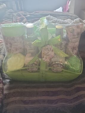 Magnolia @ Jasmin Bath Set Sealed Beautifil Green Wire Basket Filled Tagged